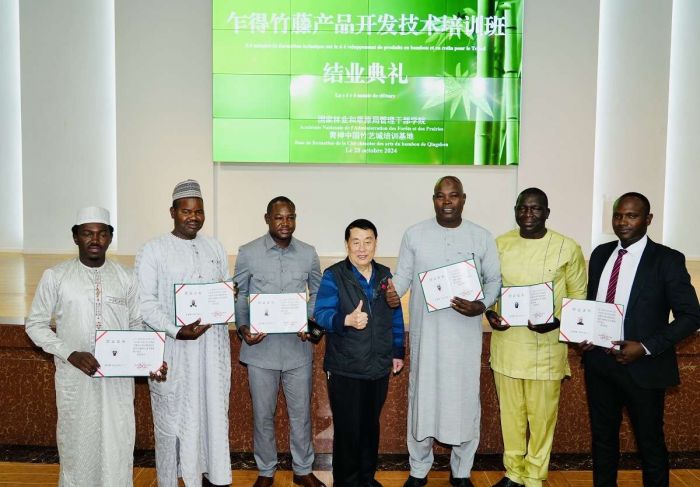 2024年乍得竹猫先生藤产品开发技术培训班结业典礼在青神举行